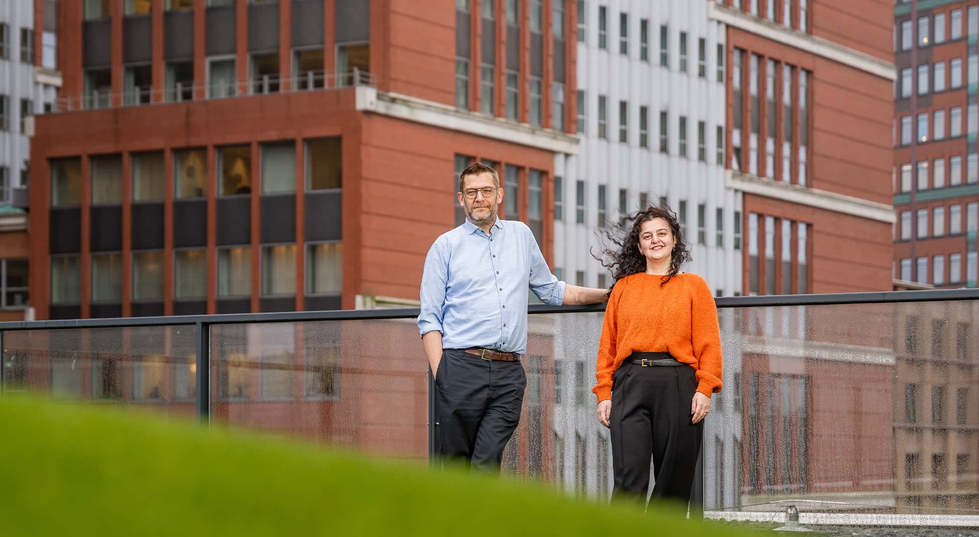 Mathijs van Bommel van de IND en Tugba Ozyakup van Fragomen