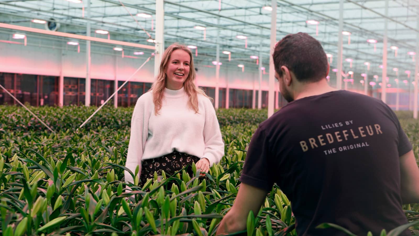 Janneke Flikweert (Bredefleur) met een van de werknemers die in een azc woont
