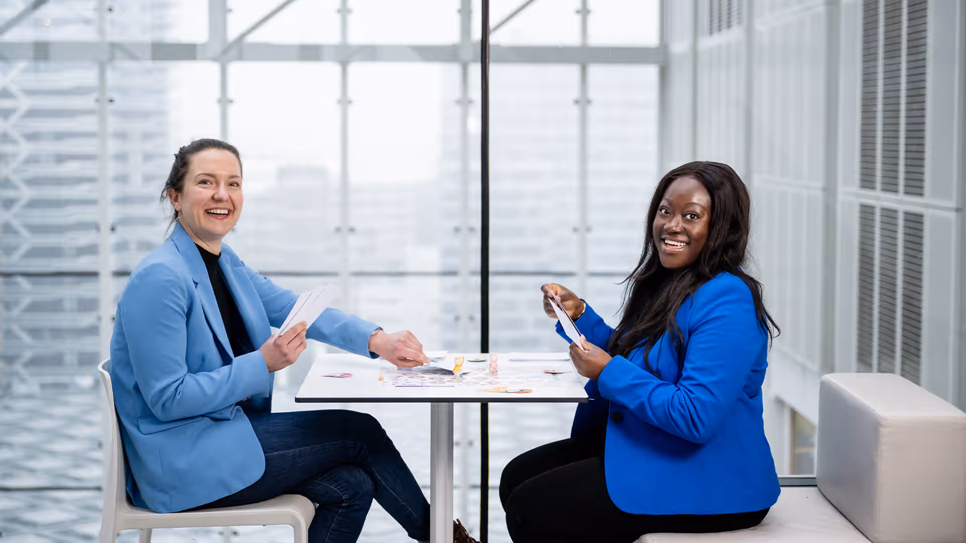 Rieneke Boterenbrood en Evelien Bruce spelen het dilemmaspel