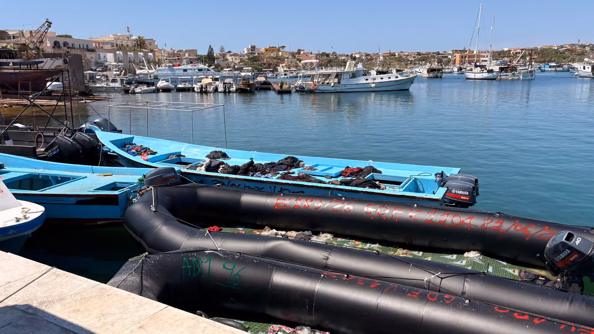 Beeld van boten in de haven van Lampedusa