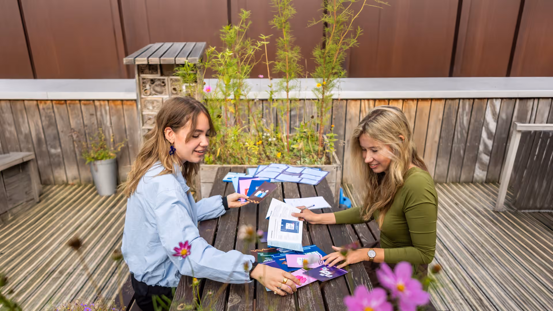 Gedragsdeskundigen Imme en Julie aan het werk met gesprekskaarten