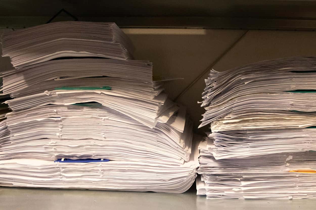Grote stapel dossiers in een kast