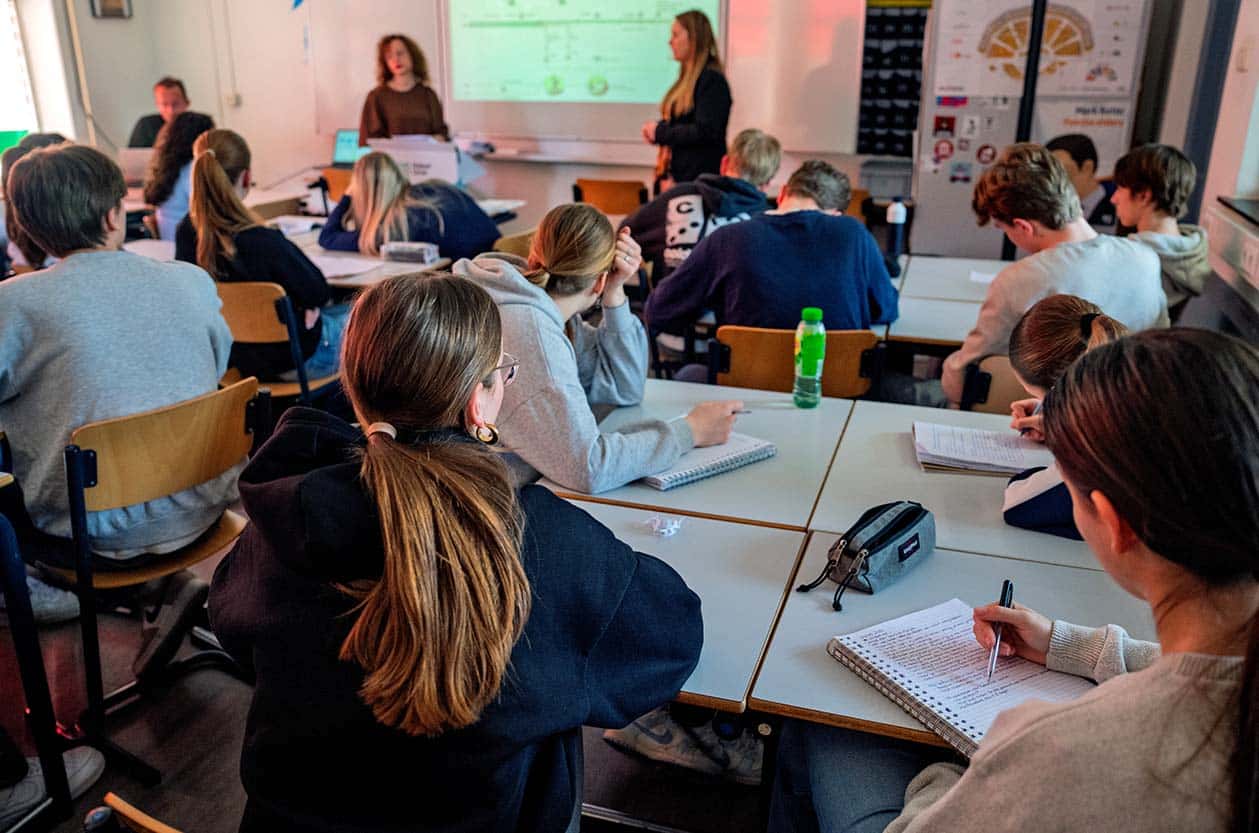 Maatschappelijke voorlichters voor de klas 4vwo leerlingen