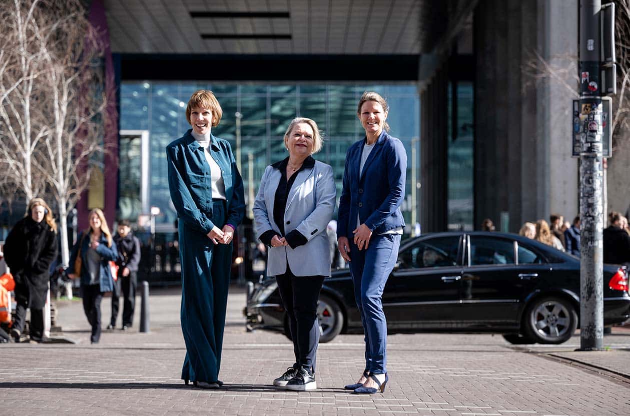 Daniëlle van der Heijden (IND), Astrid van Strien (DTenV) en Alexandra Nuijen (COA) buiten voor Rijnstraat 8