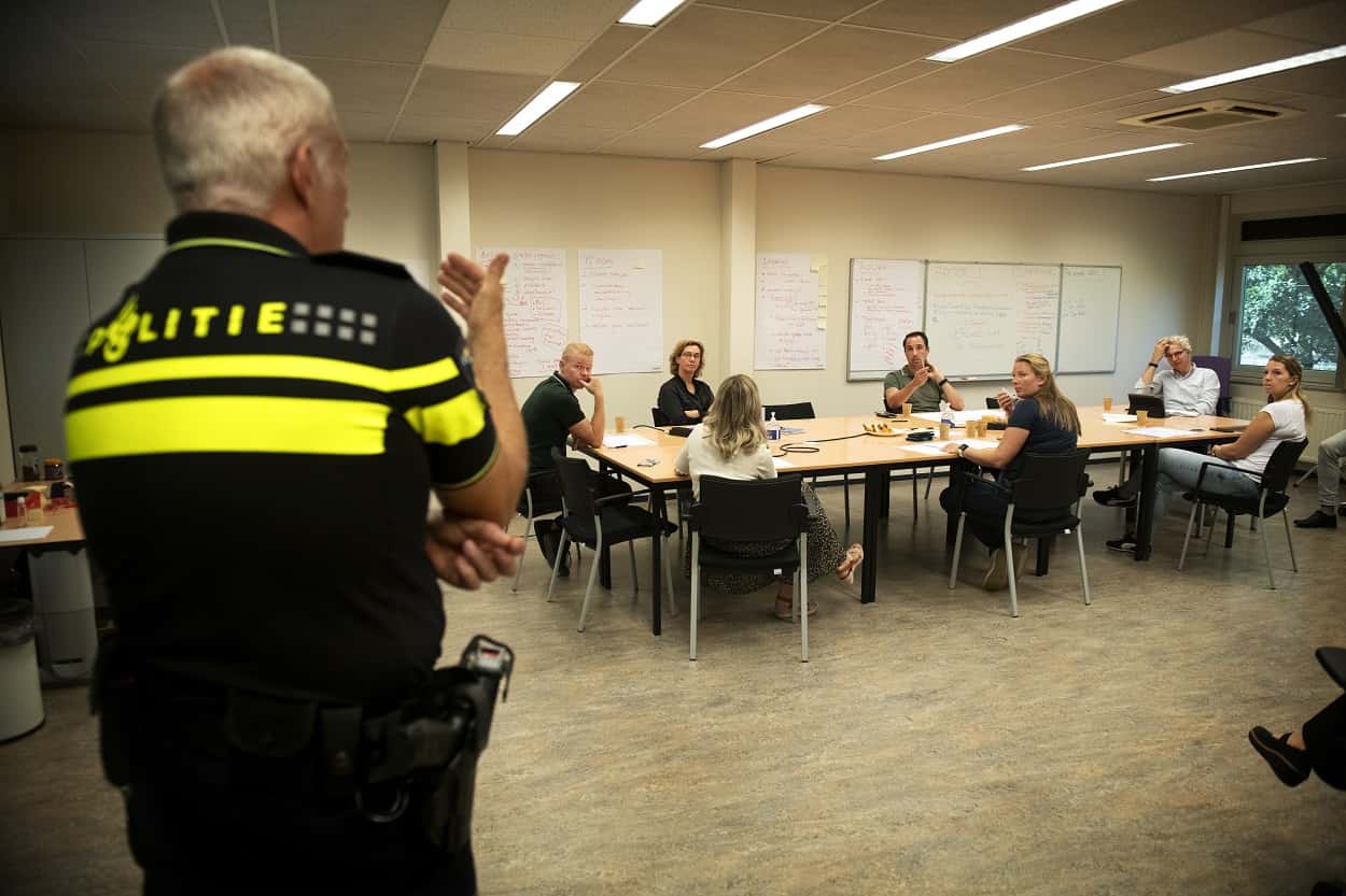Ketenpartners aan tafel voor een bespreking