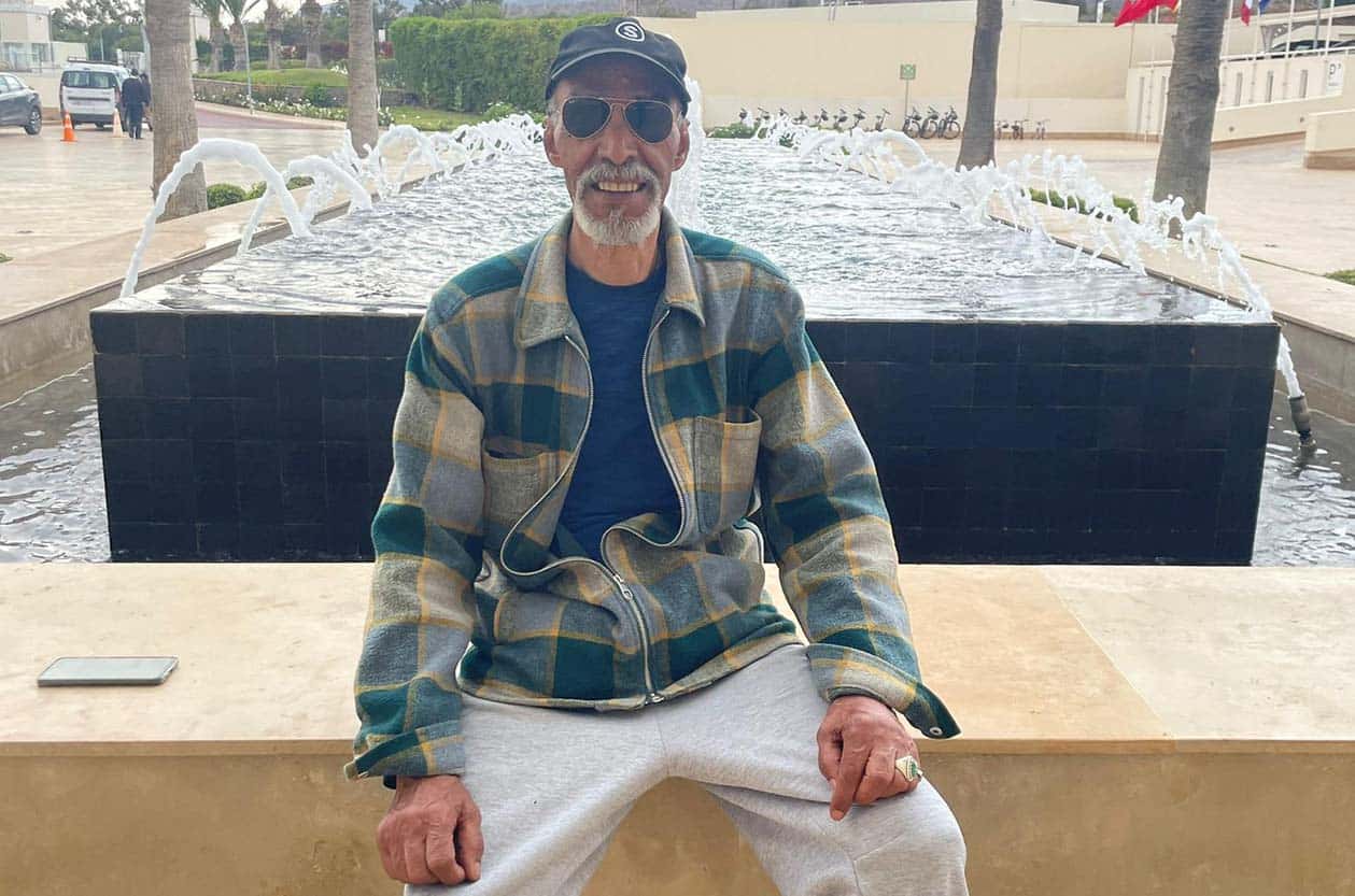 Brahim Aksas in Marokko zittend voor een fontein