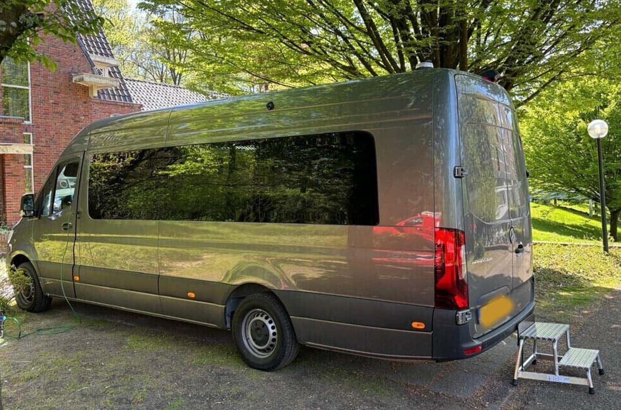 Neutrale donkergrijze bus