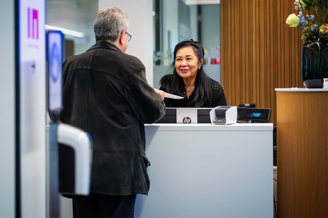 Kennismigrant aan de balie bij de gemeente Amsterdam
